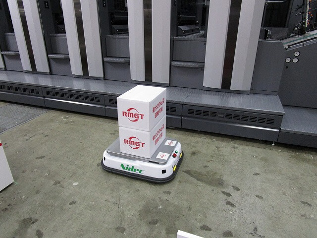 自動搬送ロボットが段ボールを運ぶ