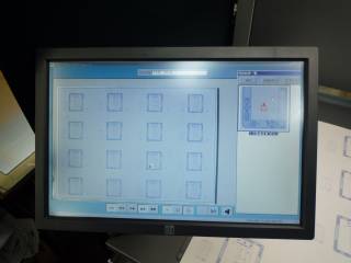 三菱製オフライン品質検査装置 欠陥部分をピックアップし、画面右にアップの画像を表示