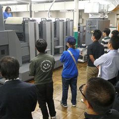 エイト印刷株式会社様　菊全判色４色機「RMGT 970ST-4 LED-UV」内覧会の様子