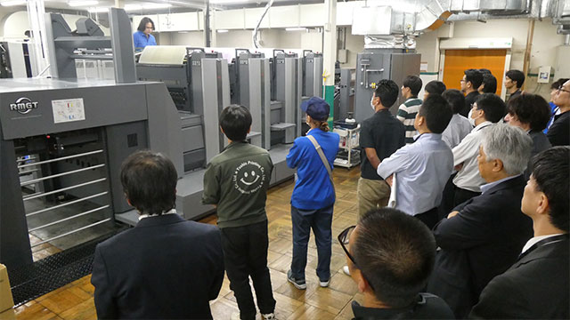 エイト印刷株式会社様　菊全判色４色機「RMGT 970ST-4 LED-UV」内覧会の様子